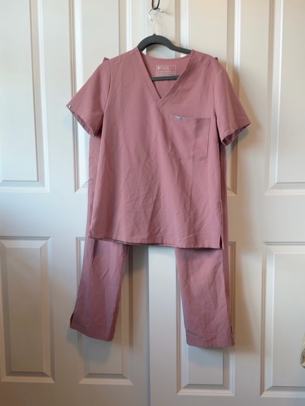 FIGS Mineral Mauve Catarina Top + Kade Cargo Pants Scrub Set M